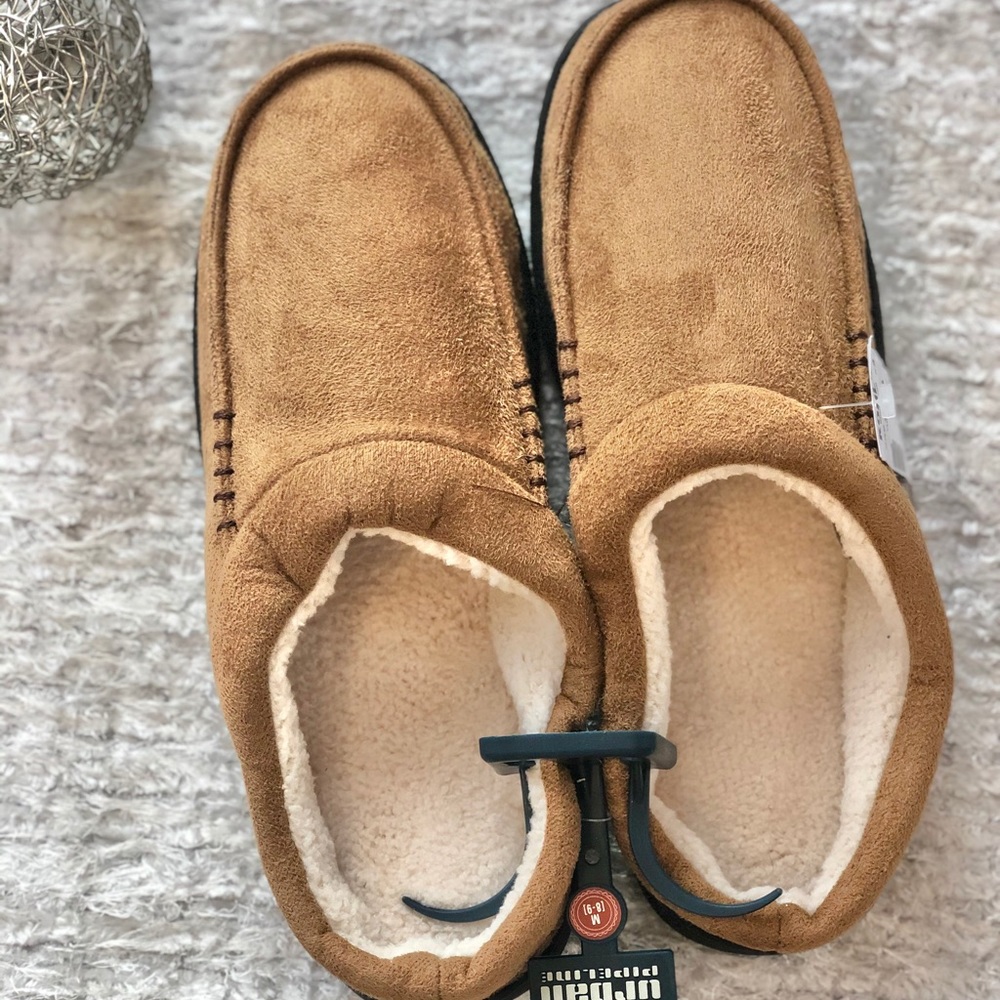 New w/tags Men’s Slippers lined with Hard bottoms
